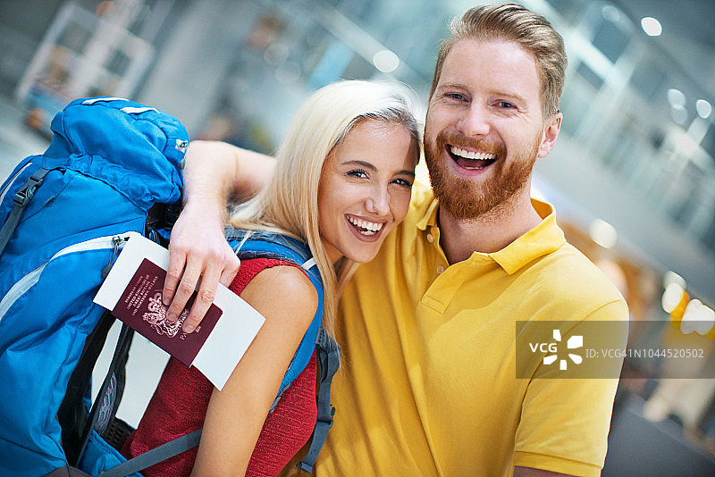 在机场的一对年轻夫妇图片素材