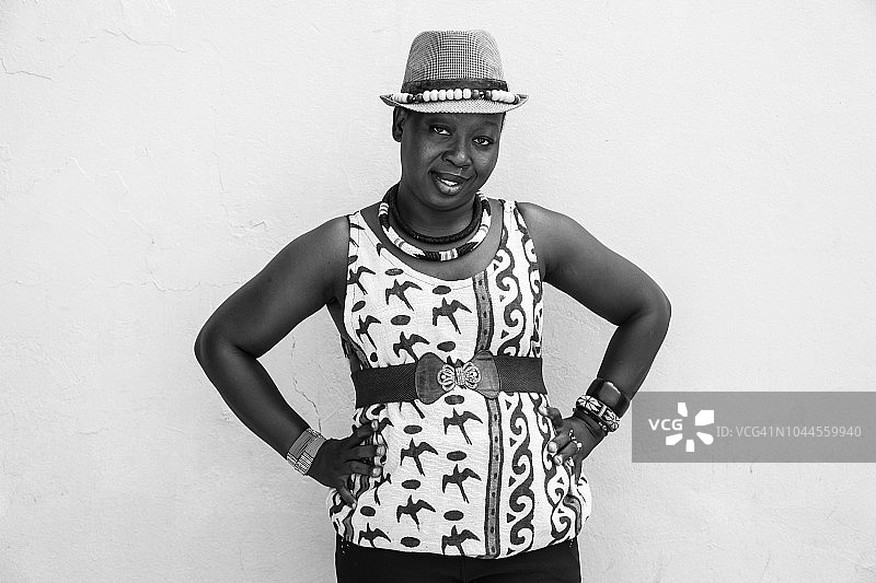 一位穿着博格朗服装的女士面带微笑图片素材