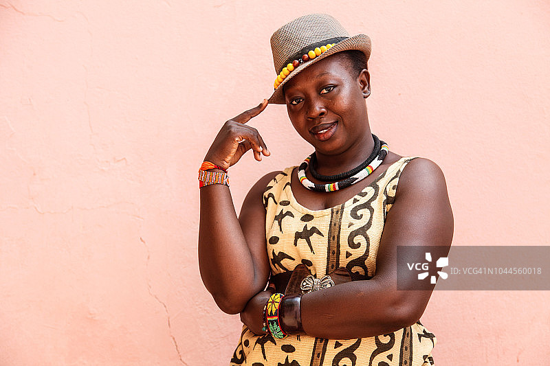 一位穿着博格朗服装的女士面带微笑图片素材