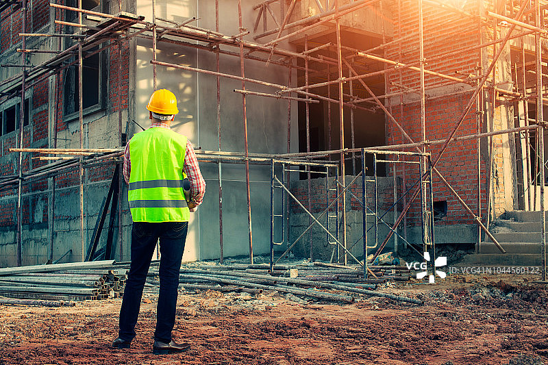 站在建筑工地前的工程师肖像图片素材