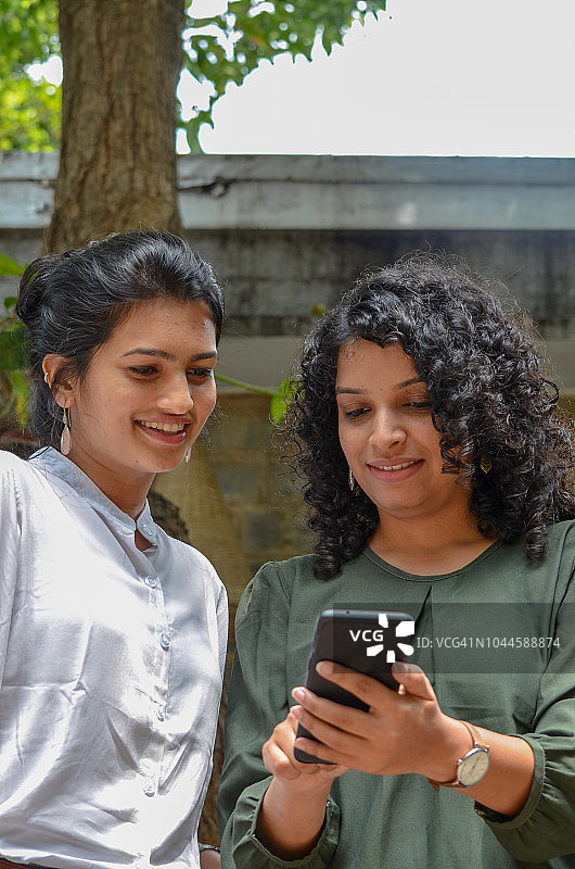 看手机的女人图片素材