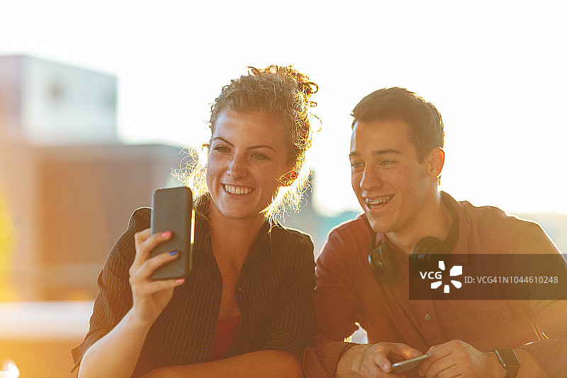 户外科技主题千禧一代年轻人图片素材