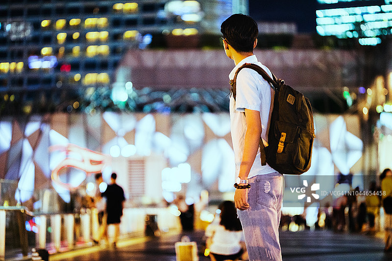 背着背包去旅行图片素材