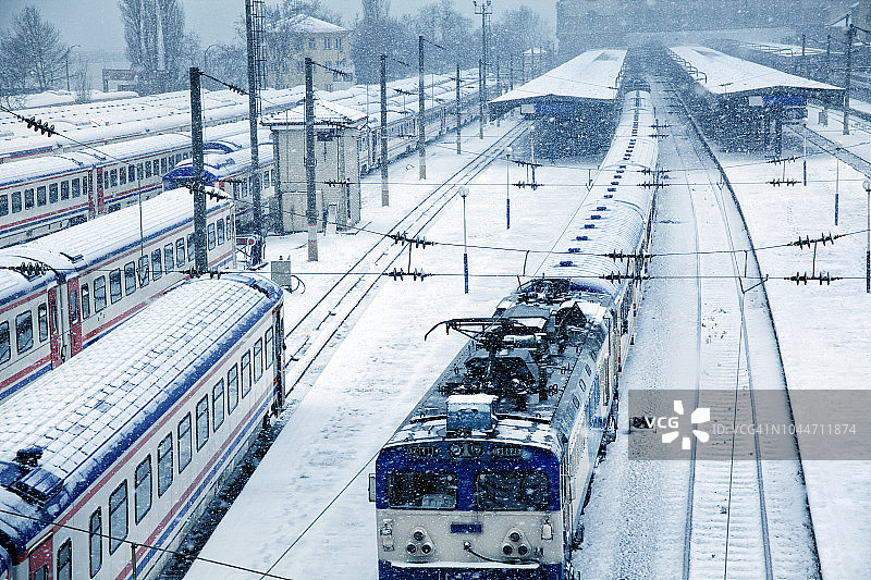 白雪覆盖的火车站高角度视图图片素材