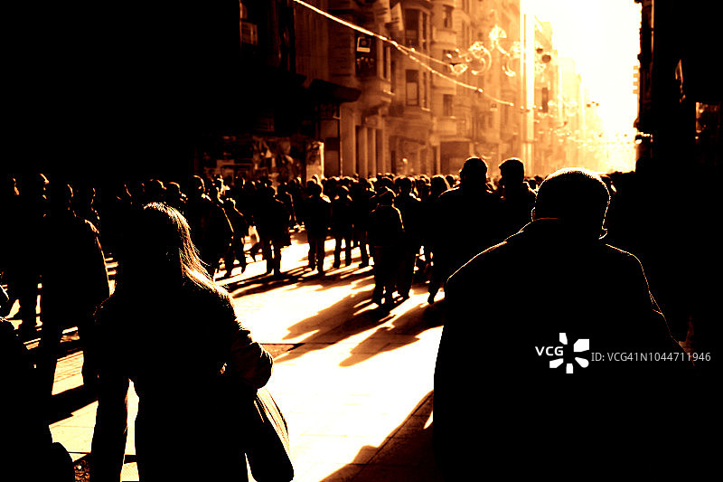 在繁忙的城市街道上行走的人群轮廓图片素材