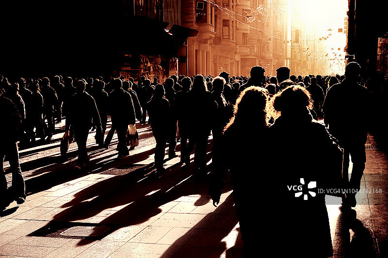 在繁忙的城市街道上行走的人群轮廓图片素材
