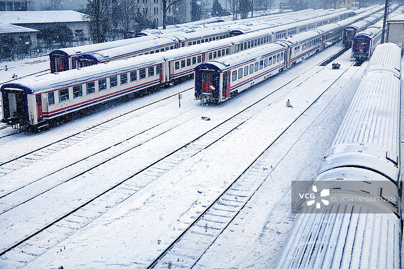 白雪覆盖的火车站高角度视图图片素材