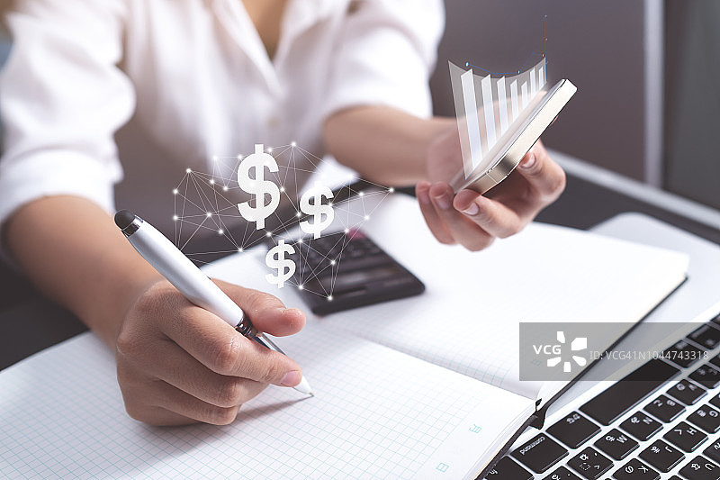 在互联网上赚钱女人在笔记本电脑上工作图片素材