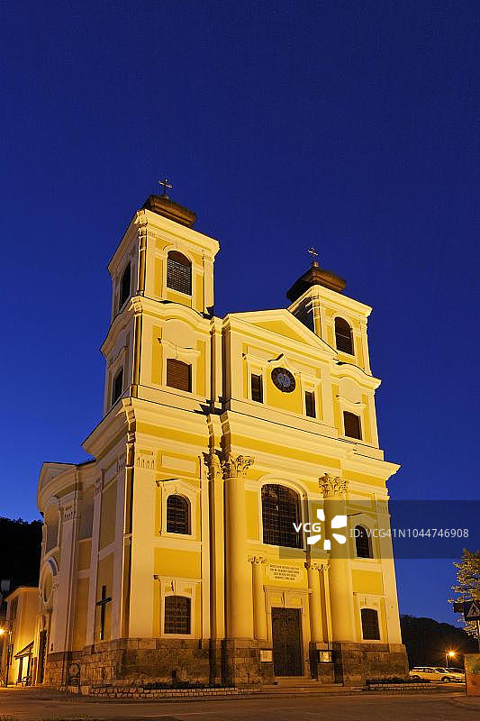 奥地利下奥州哈夫纳贝格黄昏时分的照明朝圣教堂图片素材
