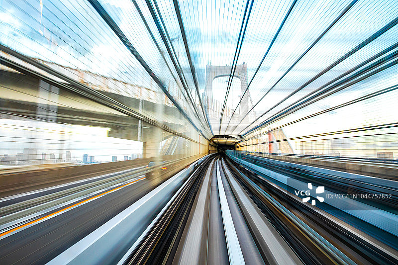 在市中心行驶的快速列车图片素材
