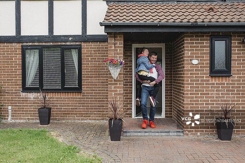 父亲带残疾女儿外出图片素材