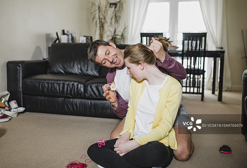 父亲为残疾女儿梳头图片素材