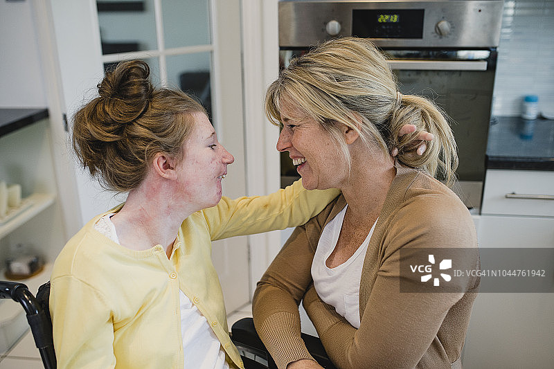 母亲和残疾女儿在家放松图片素材