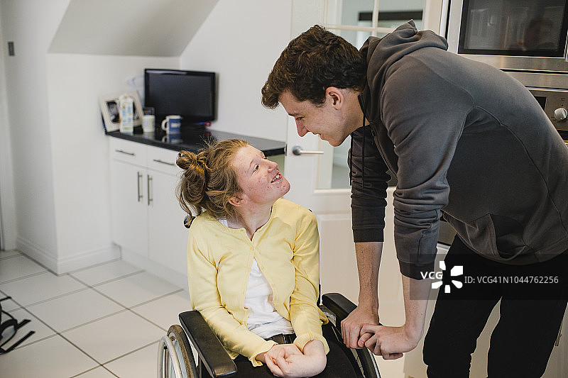 青少年男孩在家和残疾妹妹放松图片素材