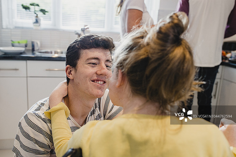 青少年男孩在家和残疾妹妹放松图片素材