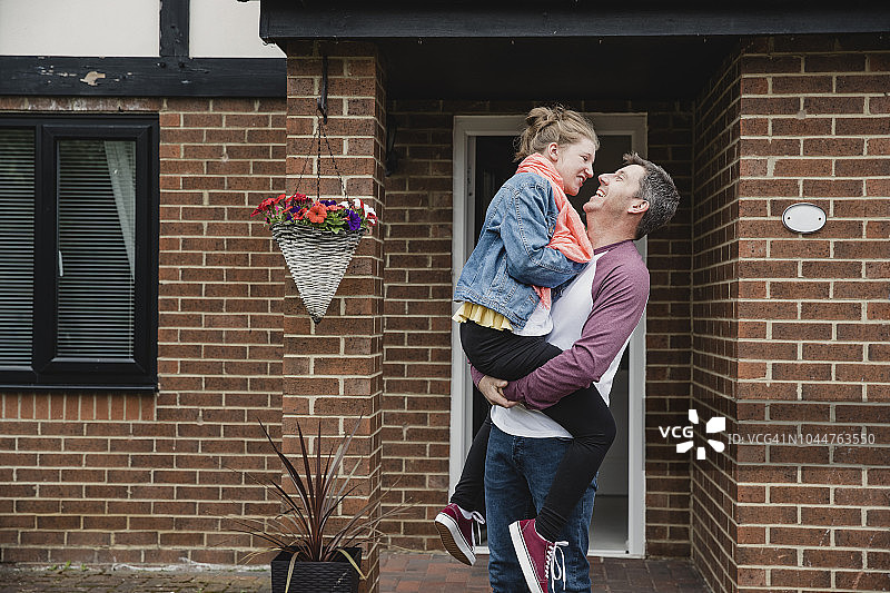 父亲抱着残疾女儿出门图片素材