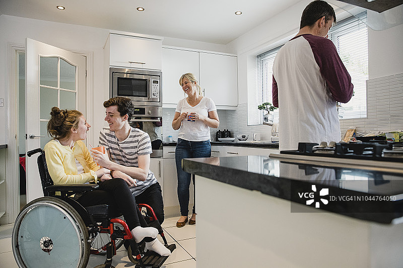 幸福的一家人在厨房社交图片素材