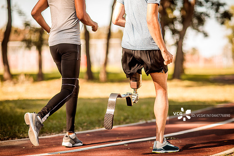 朋友们在赛道上奔跑图片素材
