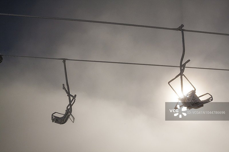 加拿大不列颠哥伦比亚省大白山滑雪胜地的滑雪缆车图片素材