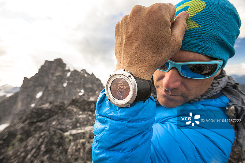 在加拿大不列颠哥伦比亚省奇利瓦克拍摄的登山者智能手表显示峰顶海拔的照片图片素材