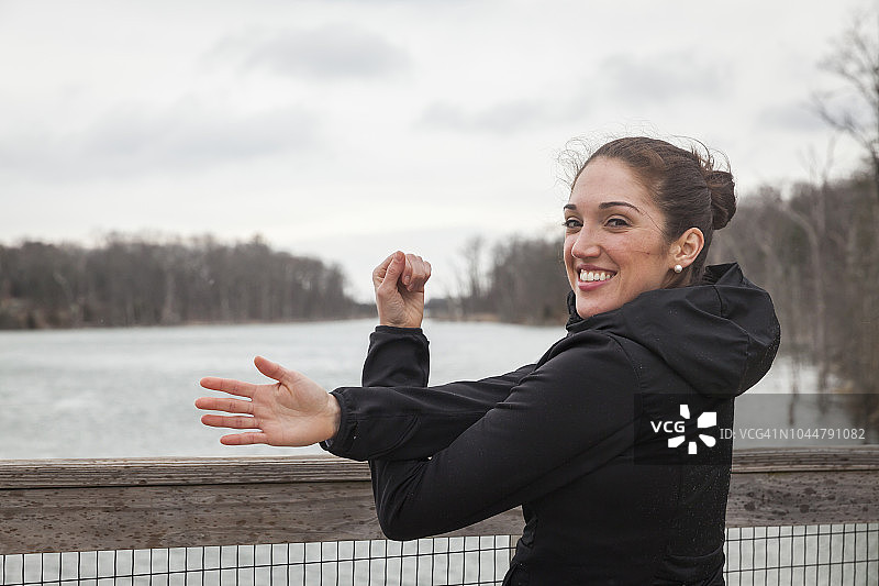 在美国马萨诸塞州欣厄姆跑步时伸展肩膀的女人照片图片素材