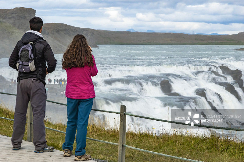 年轻夫妇观看黄金瀑布图片素材