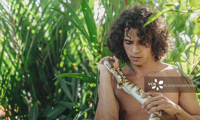 年轻人拿着蛇图片素材