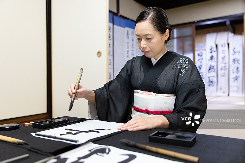 穿和服的日本书法老师图片素材