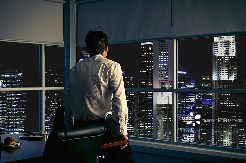 在城市办公室深夜工作的商人图片素材