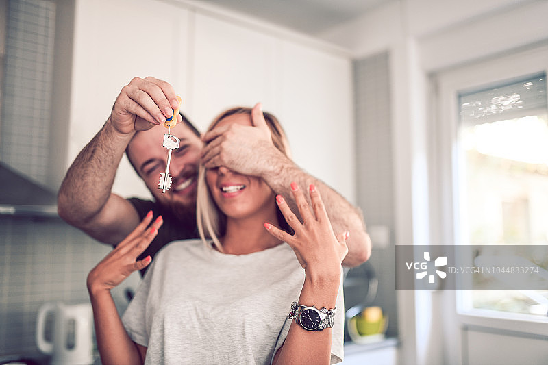 拿着新房钥匙的惊喜图片素材