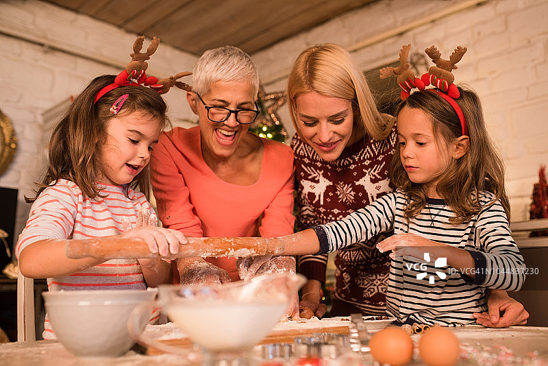 快乐的妇女手工混合圣诞蛋糕糕点图片素材
