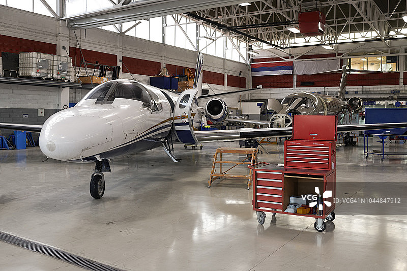 飞机库中的飞机图片素材