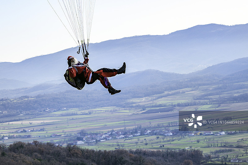 在斯洛文尼亚阿尔卑斯山脉，地中海地区，无雪的圣诞老人滑翔图片素材