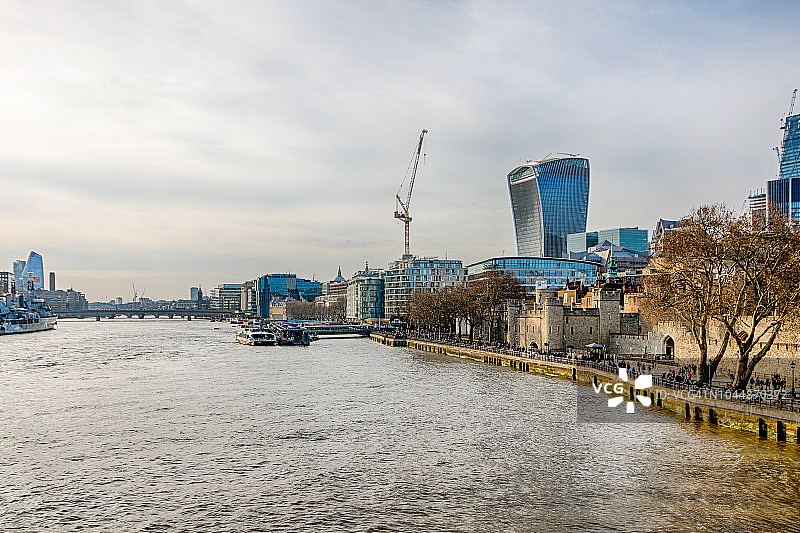 伦敦泰晤士河与伦敦塔图片素材