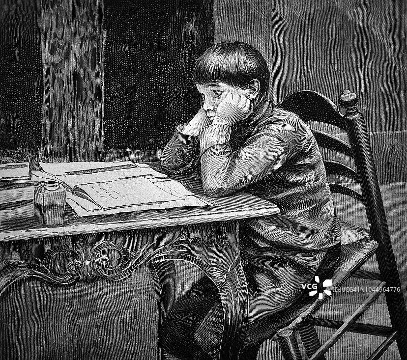 无聊的青少年坐在桌旁做作业 - 1895年图片素材
