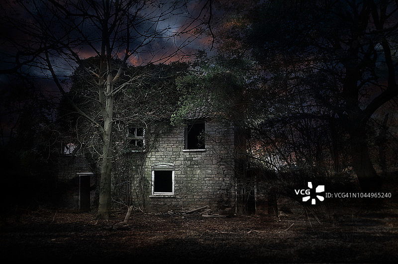 夜晚的惊悚房子图片素材