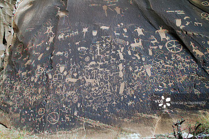 报纸岩石上的美洲原住民岩画图片素材