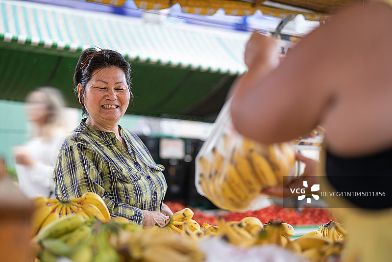 消费者在街头市场购买香蕉图片素材