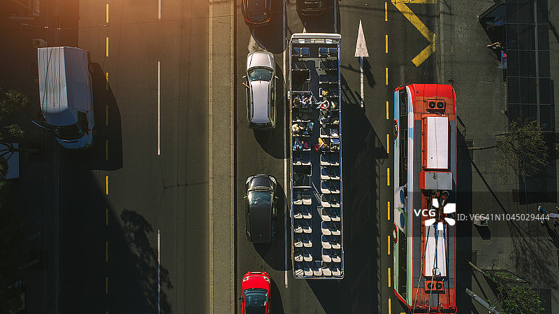 游客乘坐敞篷巴士游览城市图片素材