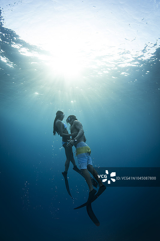 情侣在热带天堂自由潜水，探索海洋奇观图片素材