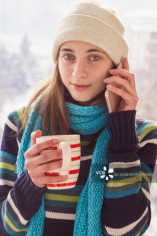 快乐的少女拿着杯子打电话欢笑图片素材