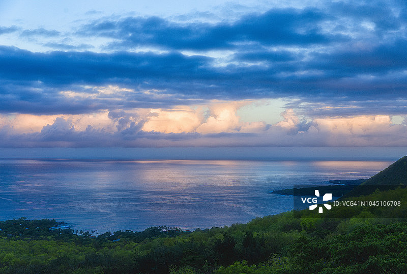 夏威夷凯阿拉凯夸海湾的黎明云彩图片素材