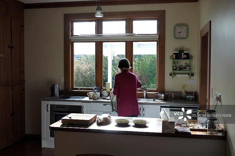 在厨房里的年长妇女图片素材
