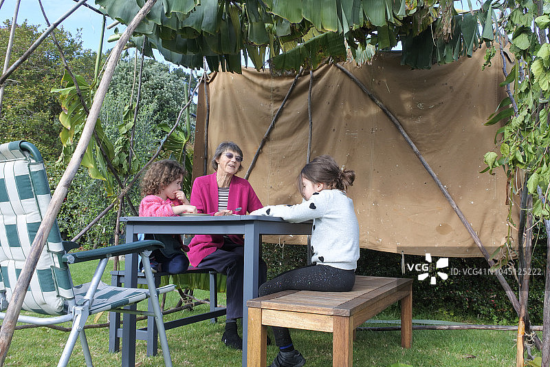 犹太家庭在住棚节图片素材