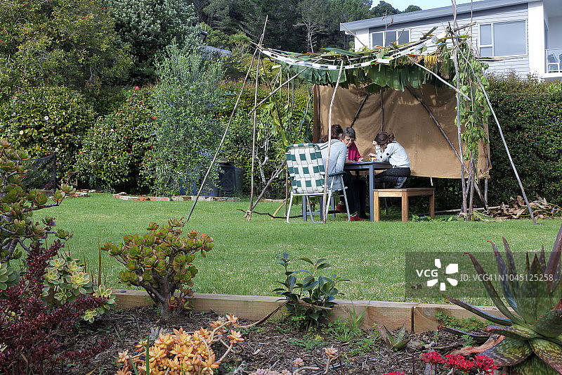 犹太家庭在住棚节图片素材