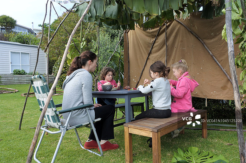 犹太家庭在住棚节图片素材