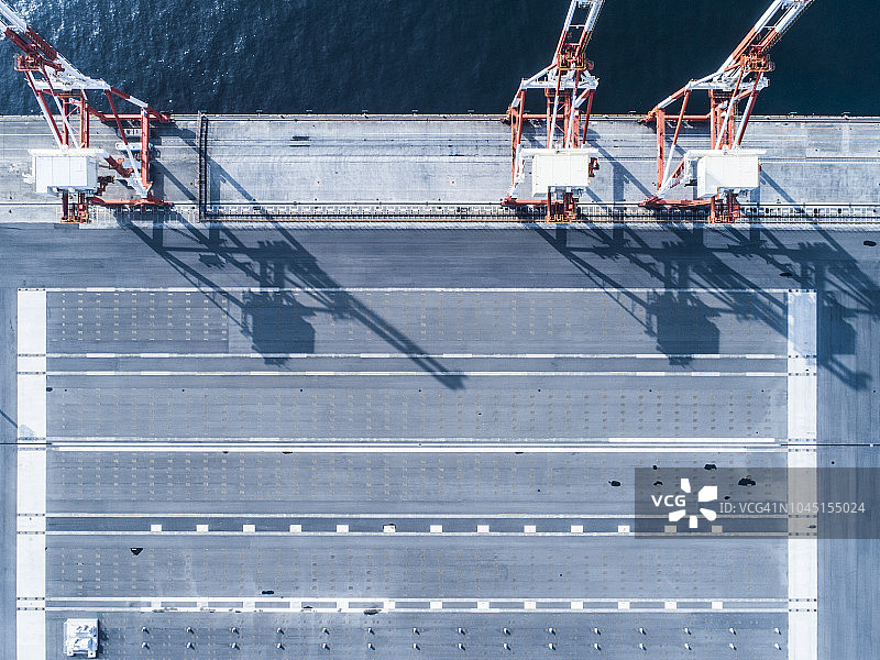 海边的工厂和起重机图片素材