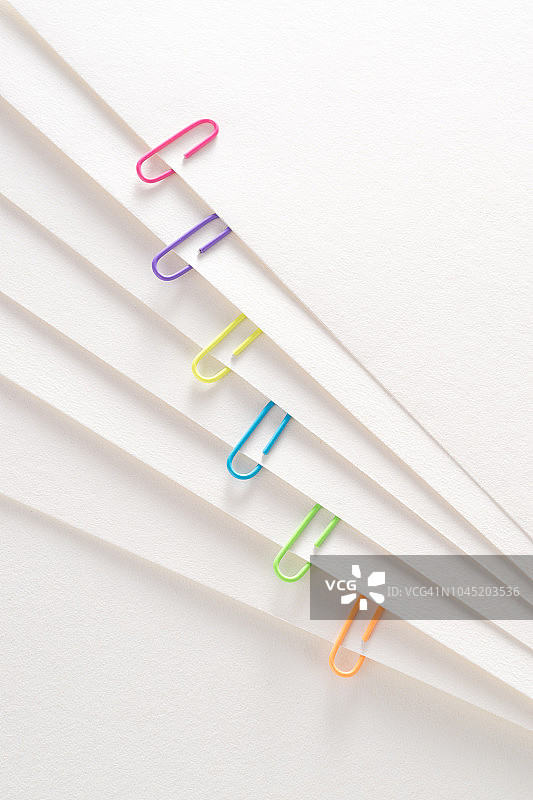 分层纸页上的曲别针图片素材