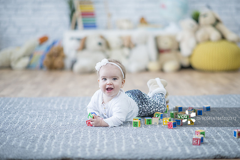 躺在积木中图片素材