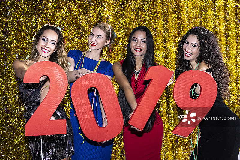 欢快的派对女孩庆祝新年图片素材